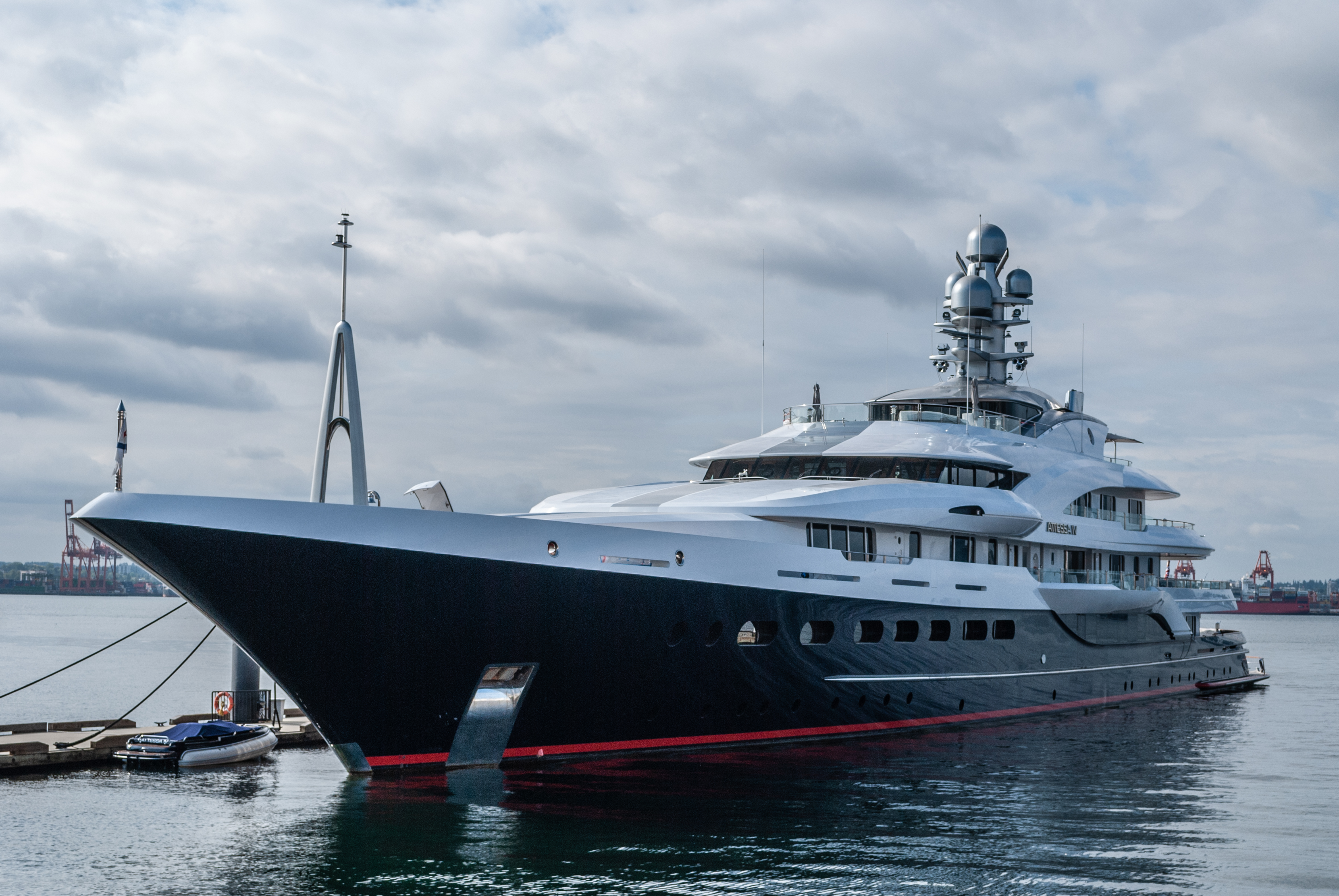 5. Uncharted Waters of Wealth: Jaw-dropping Recreational Features Found Aboard the Most Luxurious Yachts