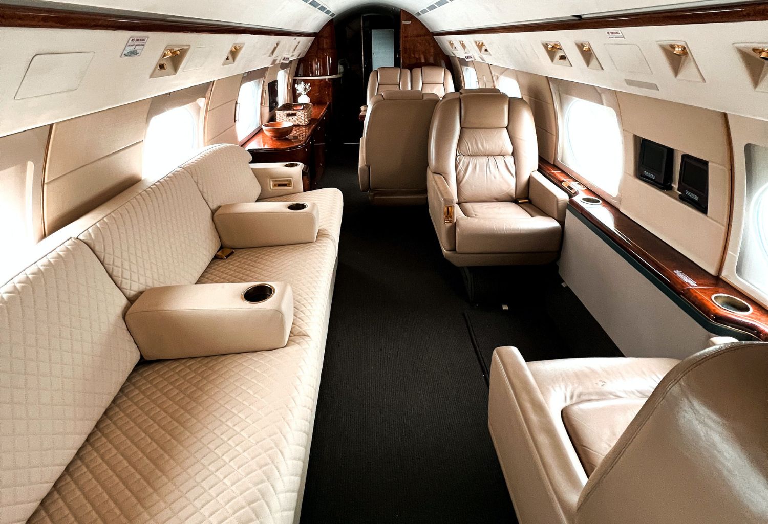 What Are the Best Luxury Amenities on Private Jets