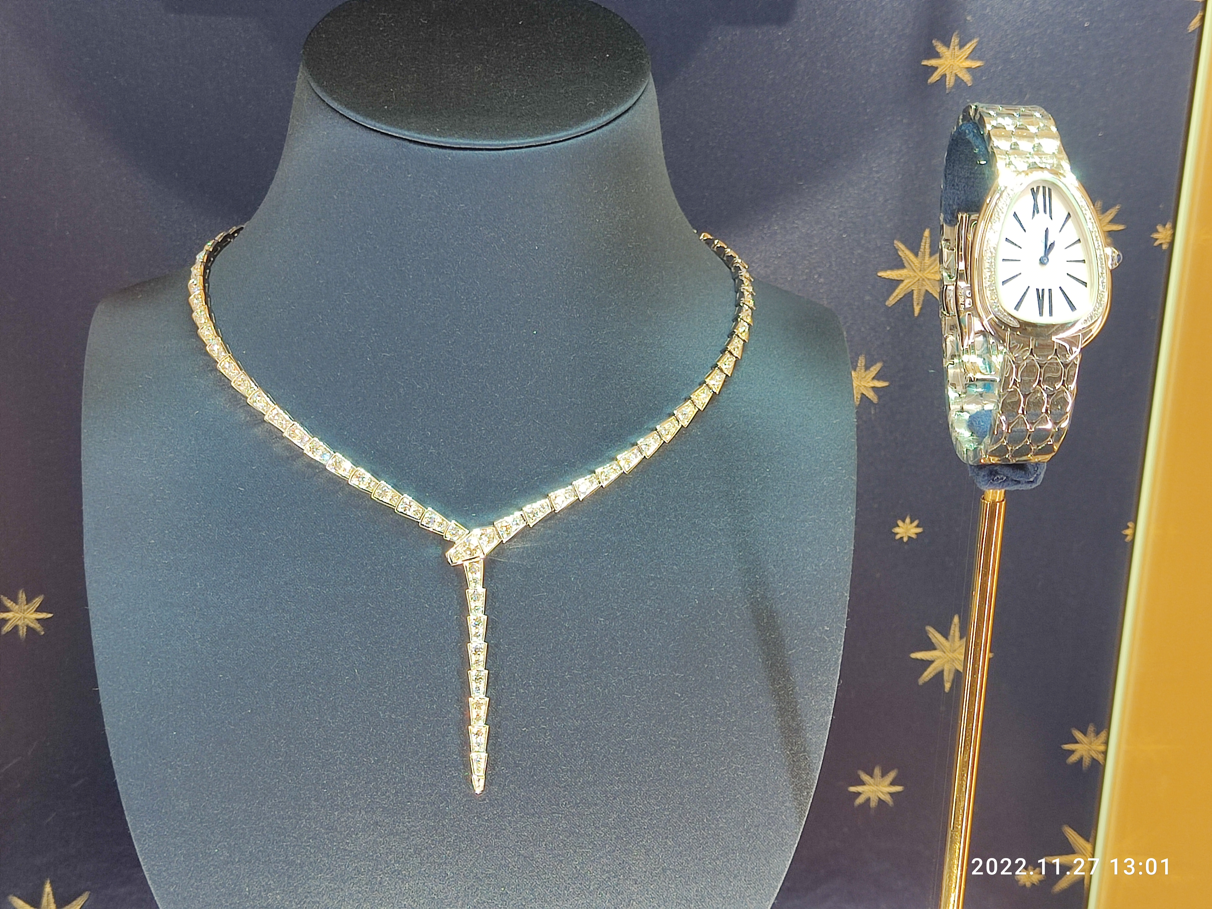Reflecting Elegance: The Art of Precious Metals and Gems in High-End Jewelry
