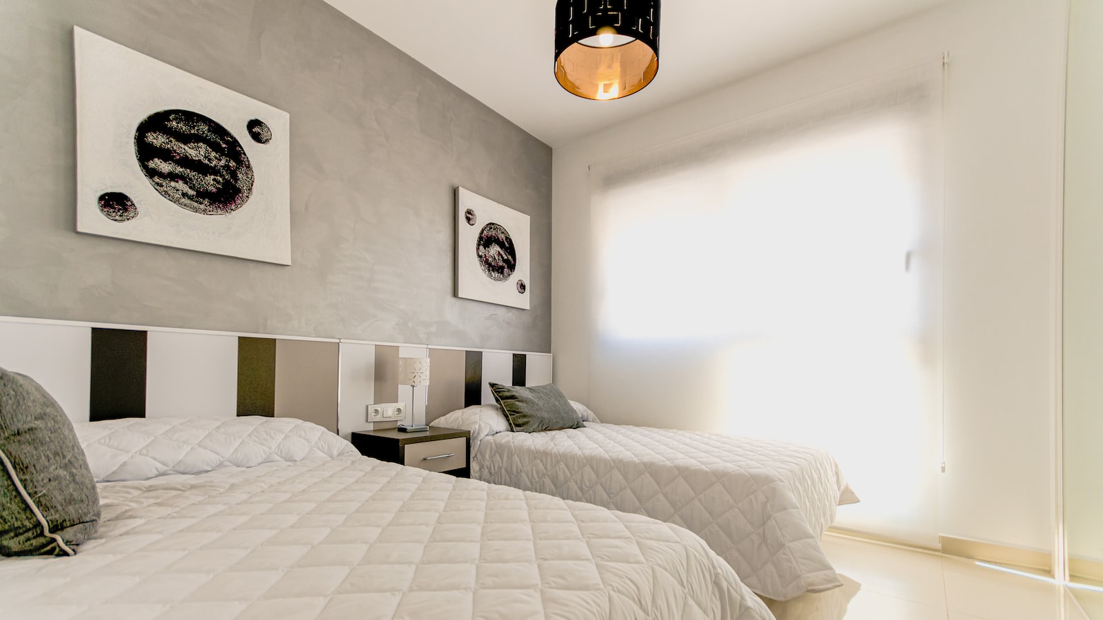 What Are the Essential Elements of a Luxury Master Bedroom Suite