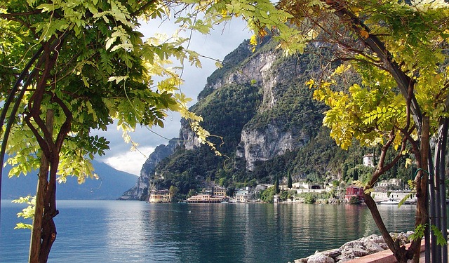 Navigating the Dilemma: Choosing Between Lake Garda and Lake Como for Your Dream Vacation