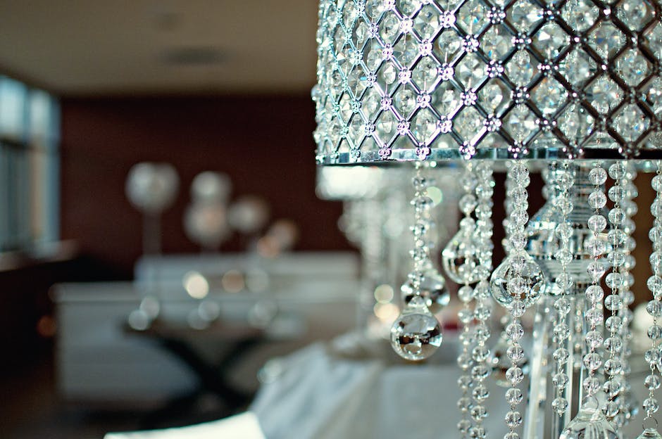 4. Perfect Lighting Solutions: Illuminating your Dining Room with Glamour and Style