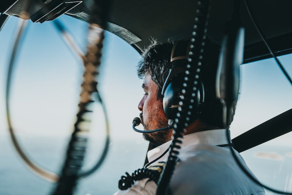 Flying Age Limits for Helicopter Pilots: Regulations and Requirements Explained