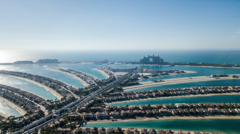 What is the current price range for villas on Palm Jumeirah Dubai?